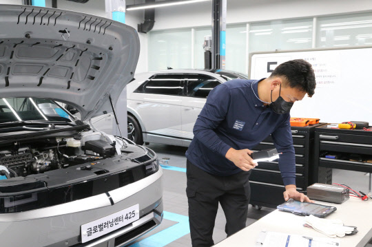 '2022 그랜드마스터 인증 평가'에 응시한 최우수 엔지니어가 현대자동차 천안 글로벌러닝센터에서 2차 실기 시험을 치르고 있다. 현대차 제공